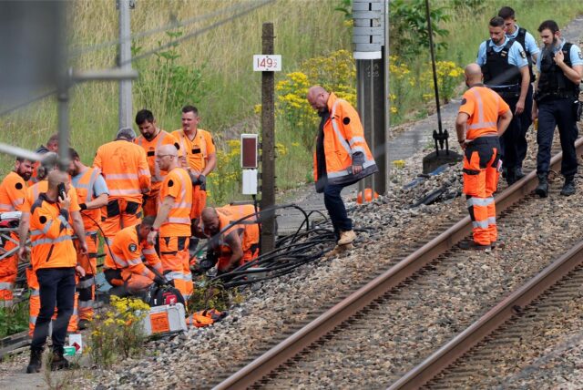 Mitarbeiter der SNCF und französische Gendarmen inspizieren den Tatort eines mutmaßlichen Anschlags auf das Hochgeschwindigkeitsnetz der Bahn. Wenige Stunden vor der Eröffnung der Olympischen Spiele in Paris haben Unbekannte Brandanschläge auf mehreren Anlagen des französischen Schnellzugnetzes verübt.