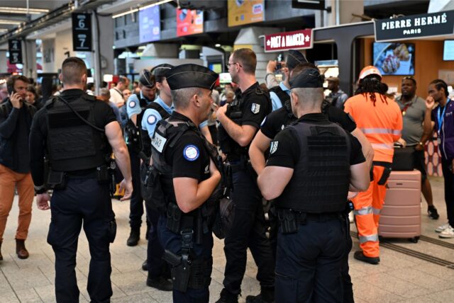 Vor den Olympischen Sommerspielen, Olympia Paris 2024, Olympia, Sicherheitskräfte stehen am Bahnhof Gare Montparnasse. Wenige Stunden vor der Eröffnung der Olympischen Spiele in Paris haben Unbekannte Brandanschläge auf mehreren Anlagen des französischen Schnellzugnetzes verübt.