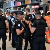 Vor den Olympischen Sommerspielen, Olympia Paris 2024, Olympia, Sicherheitskräfte stehen am Bahnhof Gare Montparnasse. Wenige Stunden vor der Eröffnung der Olympischen Spiele in Paris haben Unbekannte Brandanschläge auf mehreren Anlagen des französischen Schnellzugnetzes verübt.