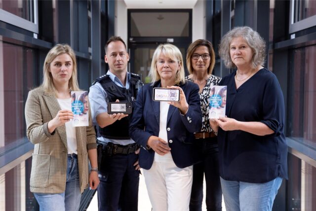 Gemeinsam mit Kolleginnen und Kollegen und Netzwerkpartnern stellt Polizeipräsidentin Friederike Zurhausen (m.) das neue Angebot für Betroffene häuslicher Gewalt vor.