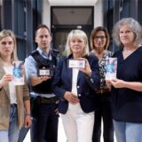 Gemeinsam mit Kolleginnen und Kollegen und Netzwerkpartnern stellt Polizeipräsidentin Friederike Zurhausen (m.)  das neue Angebot für Betroffene häuslicher Gewalt vor.