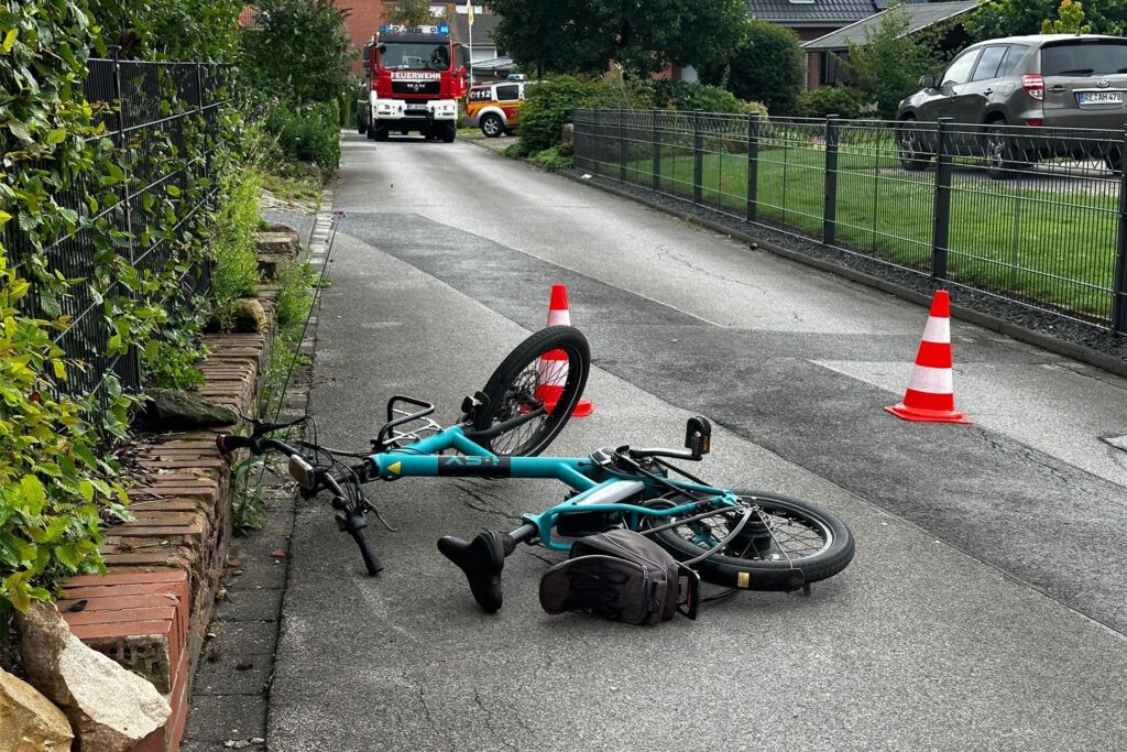 Ein E-Bike liegt auf einer Straße. Ein E-Bike liegt auf einer Straße.