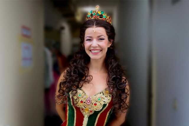 Kostümanprobe für die neue Rolle im Phantom der Oper: Leonie Kappmeier spielt Christine Daaé.