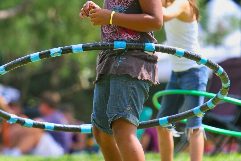 Kind mit Hula-Hoop-Reifen Kind mit Hula-Hoop-Reifen