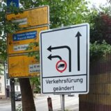 Zwei fehlerhafte Schilder auf der Blitzkuhlenstraße.