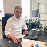 Hausarzt Dr. Rüdiger Hallerbach sitzt in seiner Praxis auf der Hillerheide in Recklinghausen
