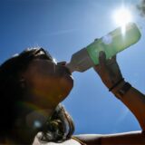 Montage zeigt eine Frau mit einer Trinkflasche vor blauem Himmel mit Sonnenschein sowie ein Porträt von Recklinghausens Feuerwehr-Sprecher Christian Schell