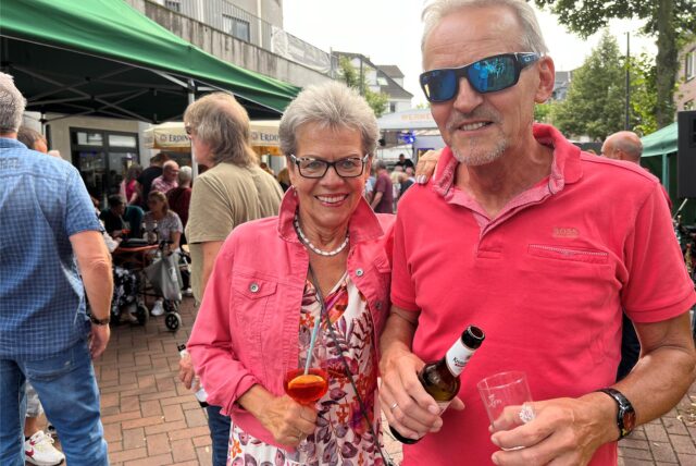 Ein Mann und eine Frau stehen auf der Kranzplatte mit Getränken in der Hand.