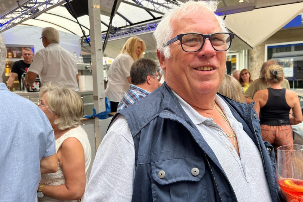 Viele Besucher waren am Freitag auf der Kranzplatte in Langenbochum beim Feierabendmarkt.