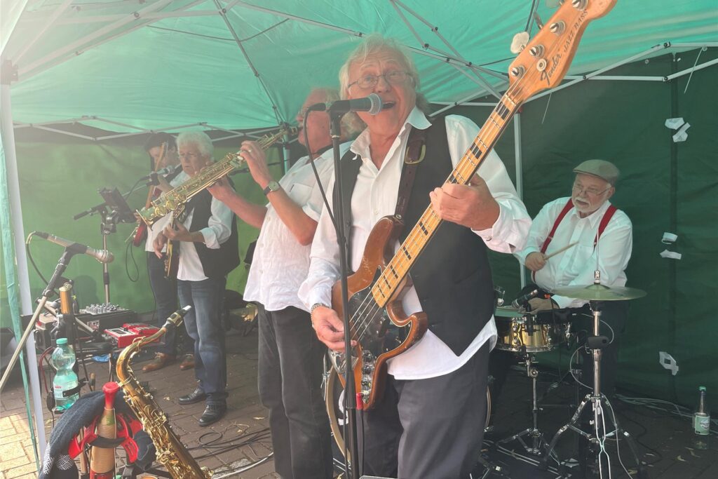 Viele Besucher waren am Freitag auf der Kranzplatte in Langenbochum beim Feierabendmarkt.