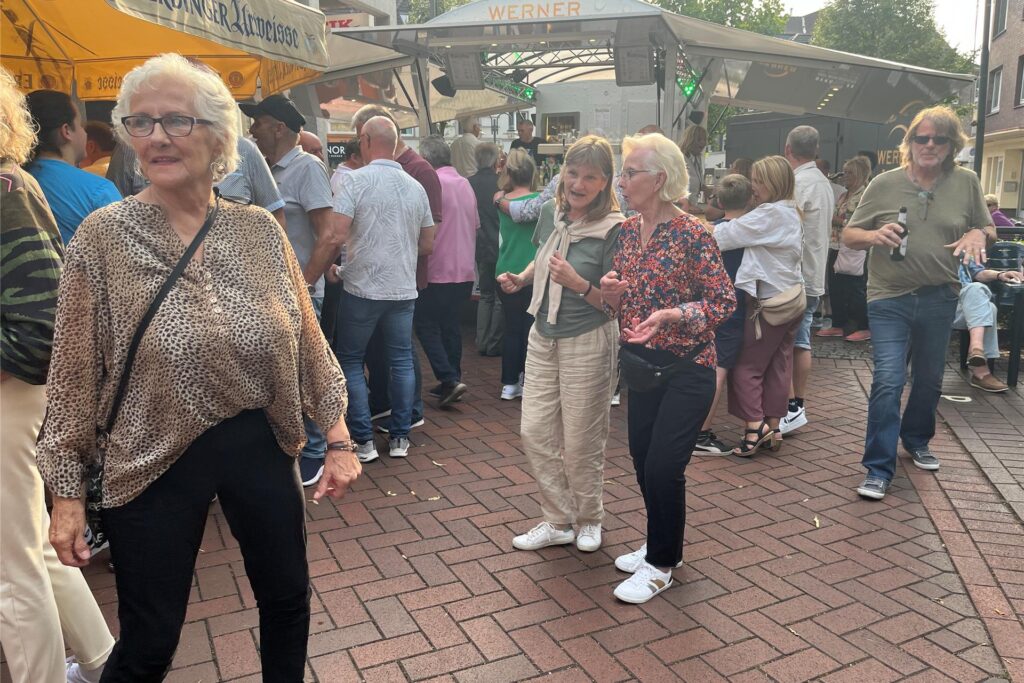 Viele Besucher waren am Freitag auf der Kranzplatte in Langenbochum beim Feierabendmarkt.
