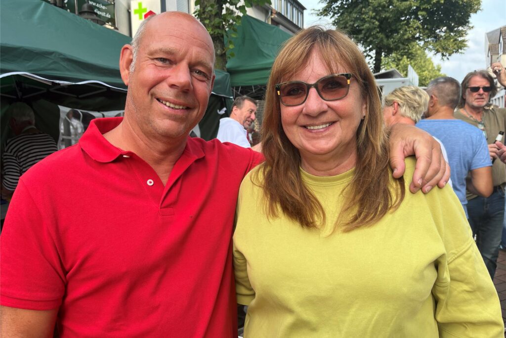 Viele Besucher waren am Freitag auf der Kranzplatte in Langenbochum beim Feierabendmarkt.