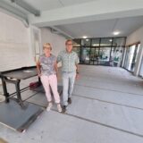 Ein Mann und eine Frau stehen in einem leeren Ladenlokal.