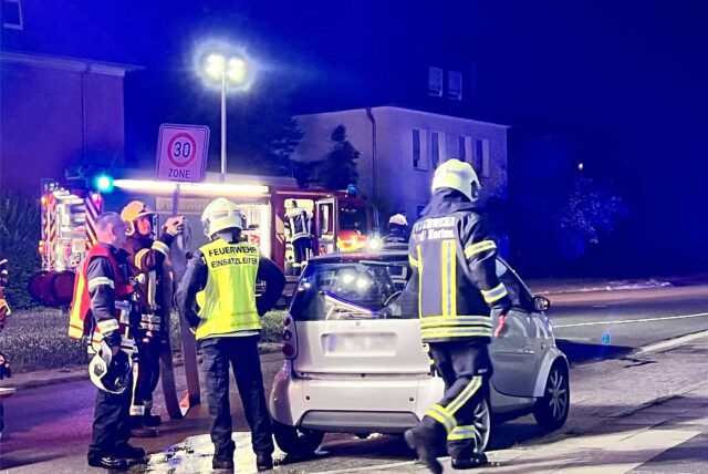 Feuerwehrleute stehen auf der Gartenstraße.