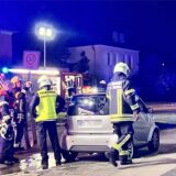 Feuerwehrleute stehen auf der Gartenstraße.