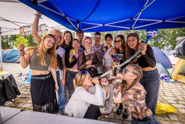 Bierspiele zum Zeitvertreib – oder einfach entpannen. Die Zeltplatz-Besucher wussten sich die Zeit bis zu den Konzerten gut zu vertreiben.