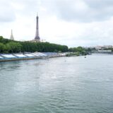 Vor den Olympischen Sommerspielen, Olympia Paris 2024, Blick auf die Tribünen an der Seine. Hier sollen die Freiwasserwettbewerbe stattfinden. Im Hintergrund ist der Eiffelturm zu sehen.