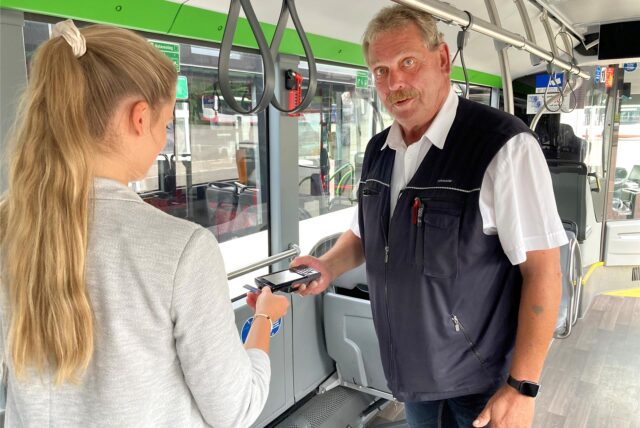 Bernd überprüft in einem Linienbus der Vestischen das Ticket eines Fahrgast.