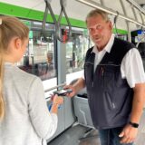Bernd überprüft in einem Linienbus der Vestischen das Ticket eines Fahrgast.