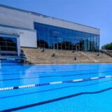 Die Montage zeigt links ein gefülltes, aber menschenleeres Schwimmbecken im Freibad Süd in Recklinghausen, dahinter eine Tribüne und das Hallenbad Süd. Rechts zeigt die Montage ein Schild mit durchgestrichenen Glasflaschen und Gläsern, darüber steht Glasverbot.