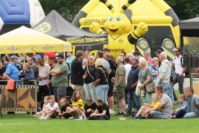 Zuschauer beim Benefizspiel in Datteln