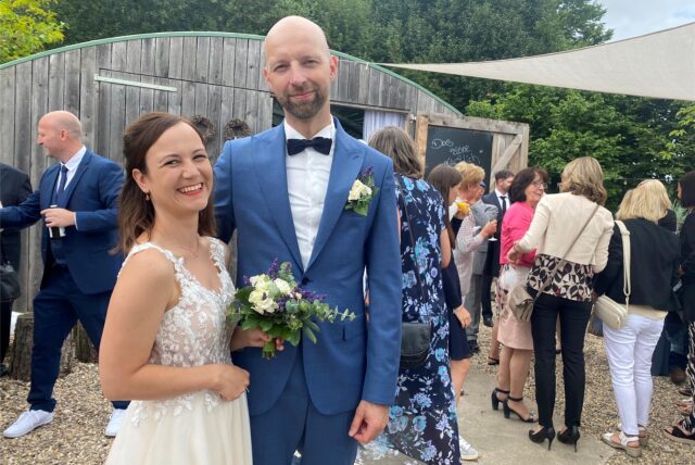 Nadine Zosso und Dominik Wienecke vor der Traulocation „klein glücklich“ der Gärtnerei Fischer.