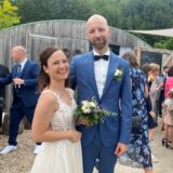 Nadine Zosso und Dominik Wienecke vor der Traulocation „klein glücklich“ der Gärtnerei Fischer.