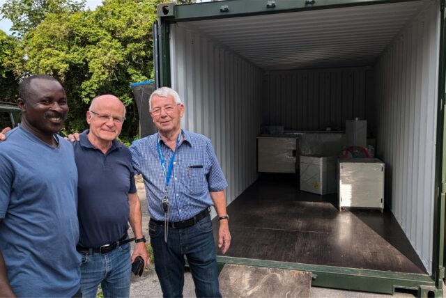 Isaac Adeyemo (links), Inhaber der Firma Easy Trans hat Norbert Spadzinski (Mitte) und Norbert Homan (rechts) beim Beladen des Containers geholfen.