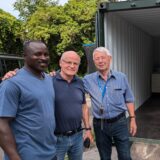 Isaac Adeyemo (links), Inhaber der Firma Easy Trans hat Norbert Spadzinski (Mitte) und Norbert Homan (rechts) beim Beladen des Containers geholfen.