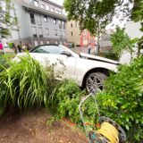 Ein verunfalltes weißes Mercedes-Cabrio steht in den Büschen eines Vorgartens in Gladbeck.
