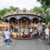 Eltern und Kinder stehen vor einem Kinderkarussell auf dem „Libori“