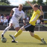 Thomas Kilian von Borussia Ahsen lässt Kilian Holz von Westfalia Vinnum aussteigen.