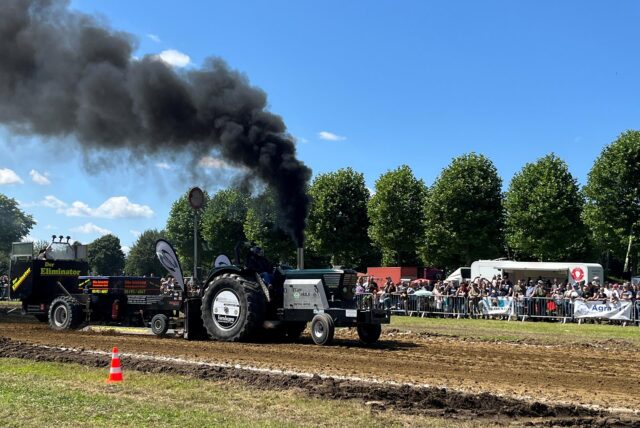 Traktor auf der Startbahn beim Tractor Pulling