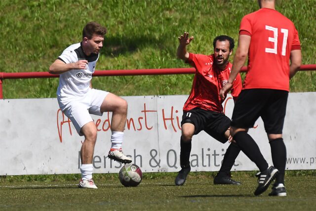 SuS Teutonia Waltrop (weiße Trikots) gewann ein spannendes Testspiel gegen die SG Arminia/Victoria Habinghorst.