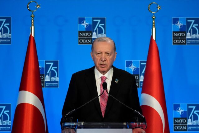 Der türkische Präsident Recep Tayyip Erdogan spricht während einer Pressekonferenz während des Nato-Gipfels in Washington.