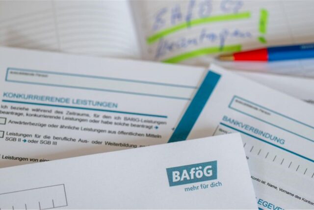 Ab dem 1. August gibt es für Schülerinnen und Schüler mehr Bafög. (Symbolbild)