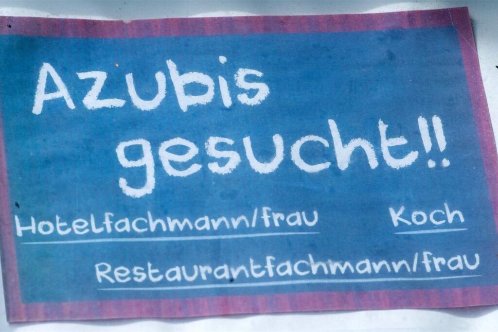 Ab dem 1. August gilt die sogenannte Ausbildungsgarantie für junge Menschen. (Symbolbild) Ab dem 1. August gilt die sogenannte Ausbildungsgarantie für junge Menschen. (Symbolbild)
