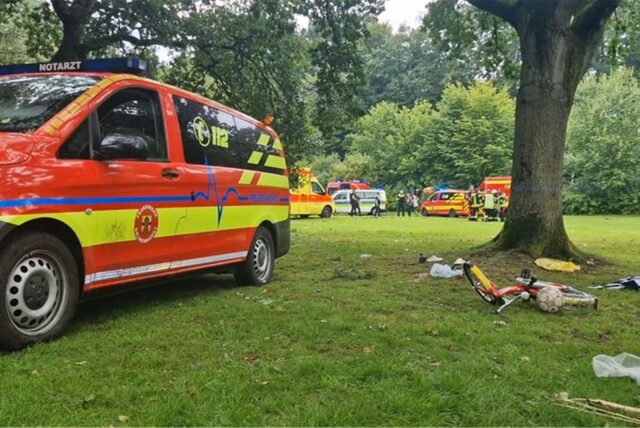 Eine Familie wird in einem Park von einem Blitz getroffen. Zwei Kinder ringen um ihr Leben.