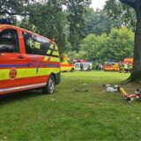 Eine Familie wird in einem Park von einem Blitz getroffen. Zwei Kinder ringen um ihr Leben.