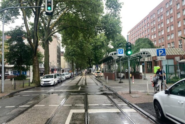 Stefan-Engel-Platz, gegenüber des Klinikums Mitte und vor der Kinder-Chirurgischen Klinik auf der Beurhausstraße.