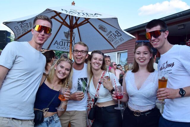 Menschen feiern auf dem Hono Lulu Open Air 2024 am Maui Beach in Haltern am See