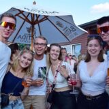 Menschen feiern auf dem Hono Lulu Open Air 2024 am Maui Beach in Haltern am See
