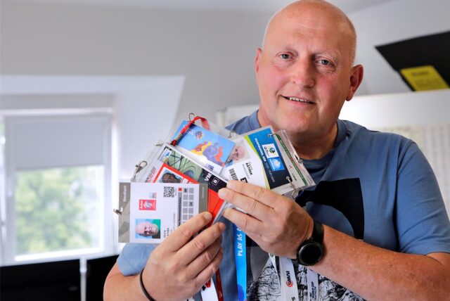 Zahlreiche Akkreditierungen hat Georg Bäther bei seinen Volunteer-Einsätzen inzwischen gesammelt.