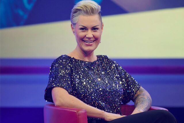 Die Ärztin Carola Holzner sitzt im Studio.