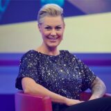 Die Ärztin Carola Holzner sitzt im Studio.
