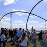 Eine Besuchergruppe steht am Rande des abgesperrten Horizontobservatoriums.