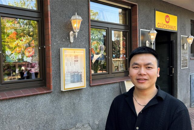Inhaber Xingyu Qi steht vor seinem Restaurant „Glückshaus“ in Castrop-Rauxel.