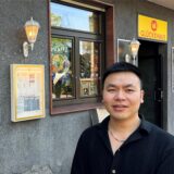 Inhaber Xingyu Qi steht vor seinem Restaurant „Glückshaus“ in Castrop-Rauxel.