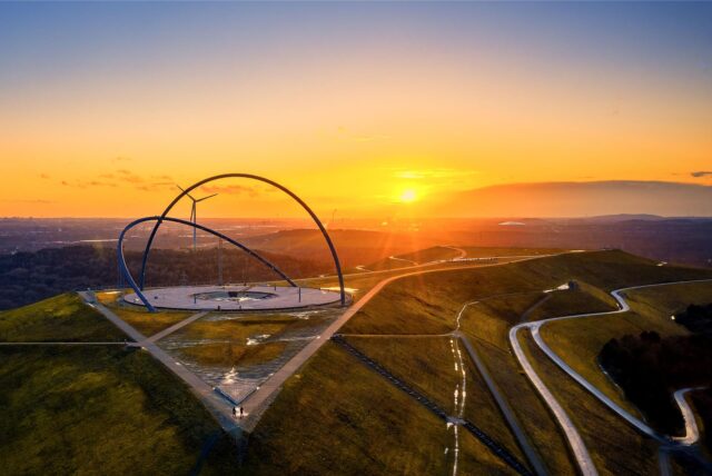 Blick über das Horizont-Observatorium in den Sonnenuntergang.
