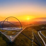 Blick über das Horizont-Observatorium in den Sonnenuntergang.